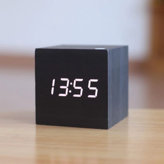 Ceas Digital Cub – Design Minimalist și Afișaj LED