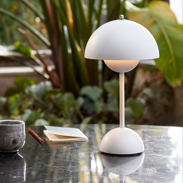 Lampada da Tavolo Portatile – Design Moderno e Illuminazione Nomade