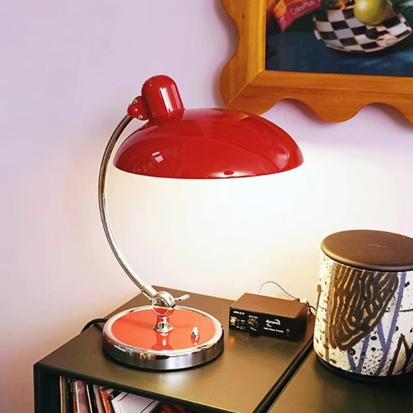 Moderná Písací Lampa – Elegantný Štýl A Pevná Konštrukcia