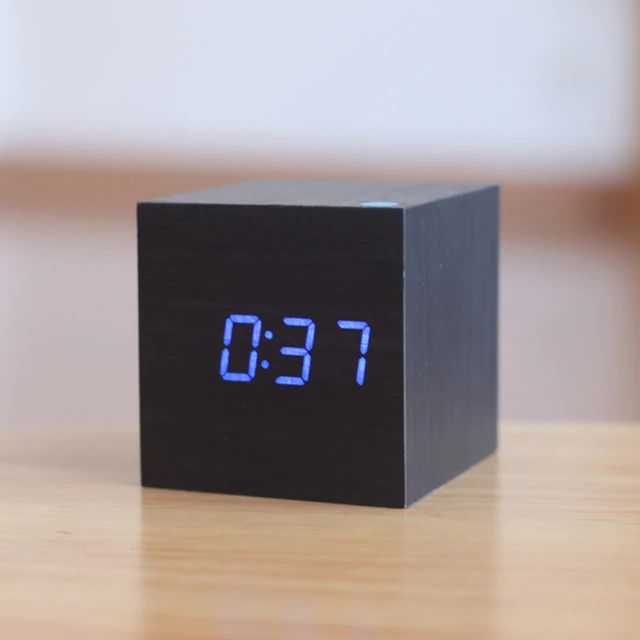 Ceas Digital Cub – Design Minimalist și Afișaj LED