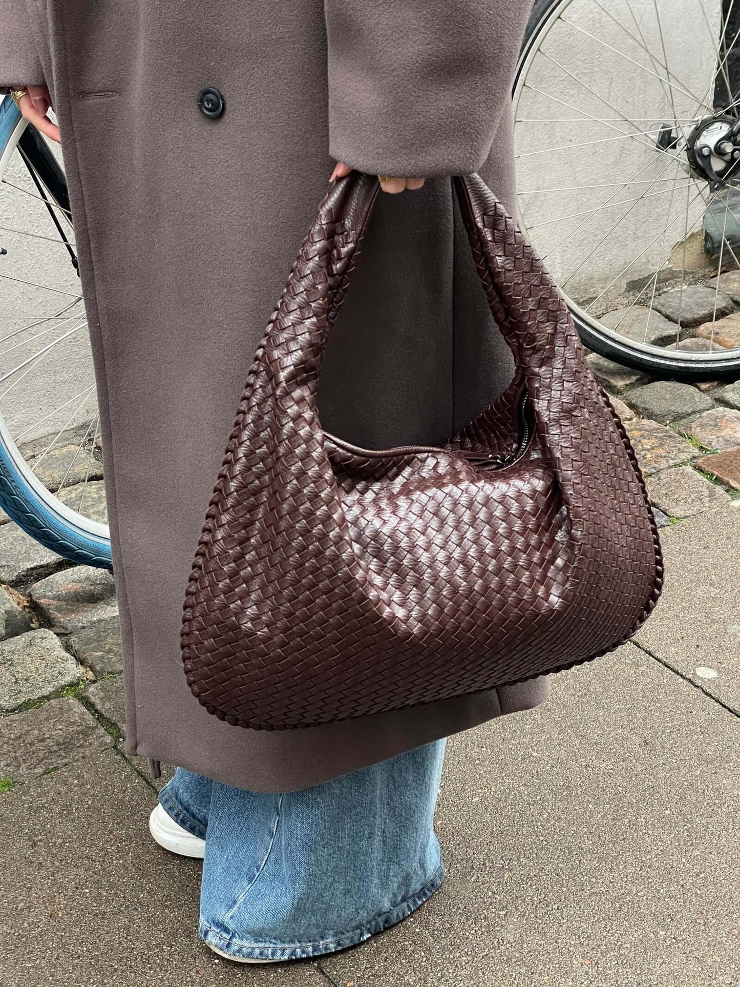 Josiane | Fonott Kézitáska – Kézműves Elegancia és Időtlen Báj