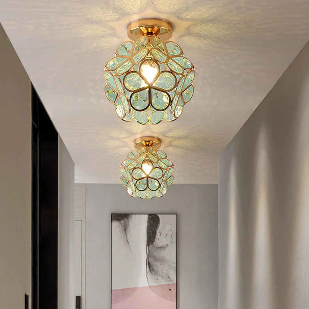 Stropní svítidlo ve tvaru květiny – jemný a moderní design