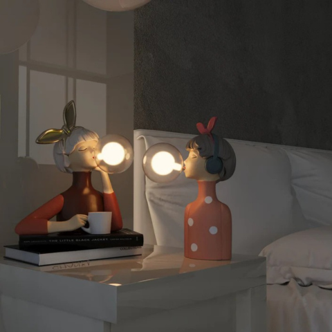 Ručně vyráběná stolní lampa – unikátní design a pečlivé zpracování
