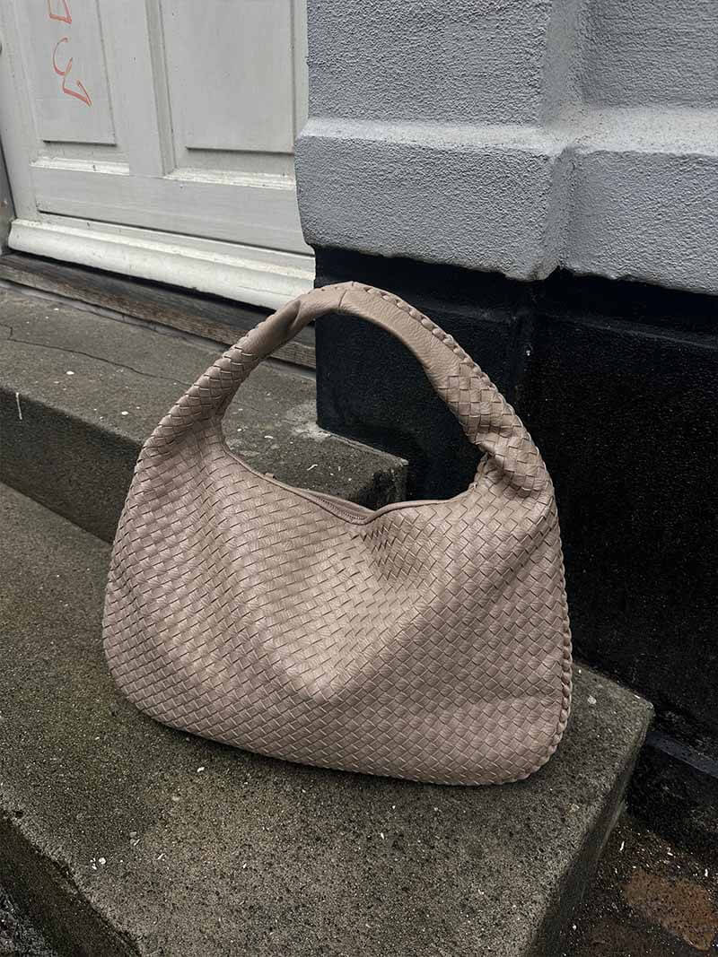 Josiane | Taška na ruku tkaná – remeselná elegancia a nadčasové čaro 