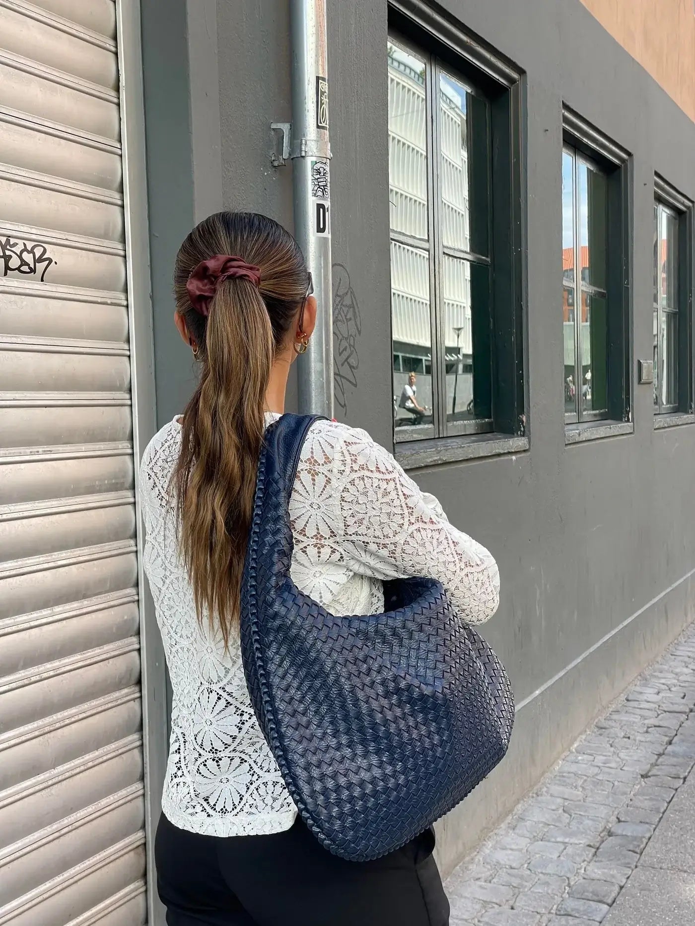 Josiane | Taška na ruku tkaná – remeselná elegancia a nadčasové čaro 