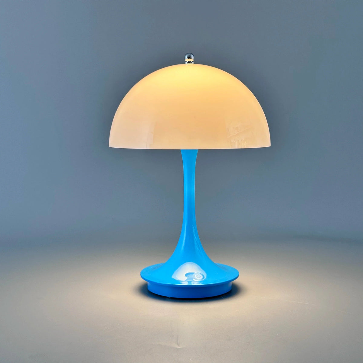 Lámpara de Mesa LED – Recargable y Iluminación en Tres Niveles 