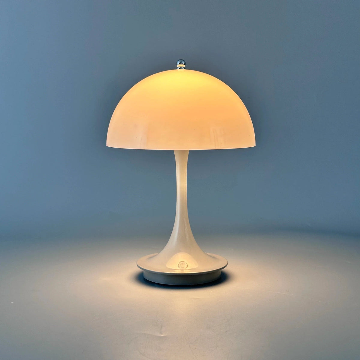 Lámpara de Mesa LED – Recargable y Iluminación en Tres Niveles 