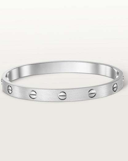 Pulseira Rígida – Acabamento Prateado e Estilo Refinado 