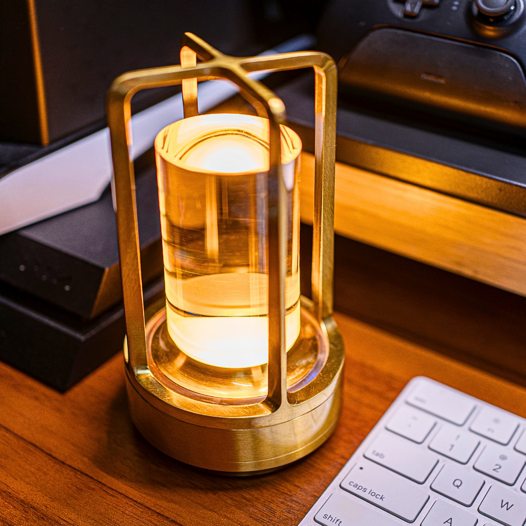 Lâmpada de Mesa Recarregável – Luz Filtrada e Estilo Intemporal 
