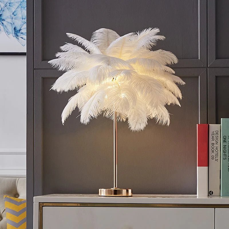 Lâmpada de Mesa com Penas Douradas Art Déco – Decoração Luxuosa e Original 