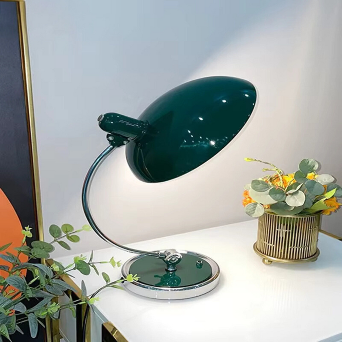 Modern Íróasztali Lámpa – Elegáns Stílus és Stabil Felépítés 